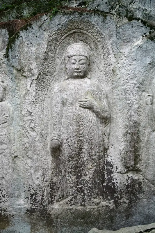 경주 율동 마애여래삼존입상